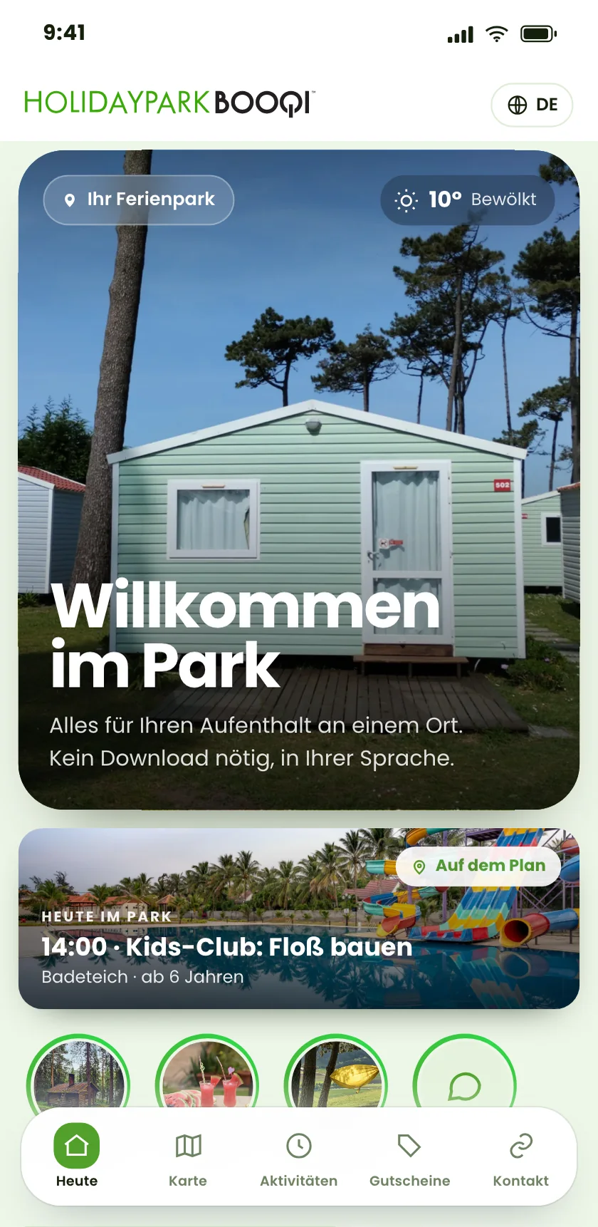 HolidayParkBooqi mit dem digitalen Guide auf einem Handy