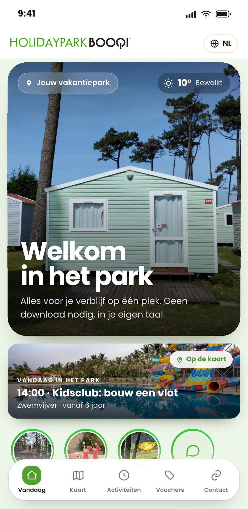 HolidayParkBooqi met de digitale gids op een telefoon